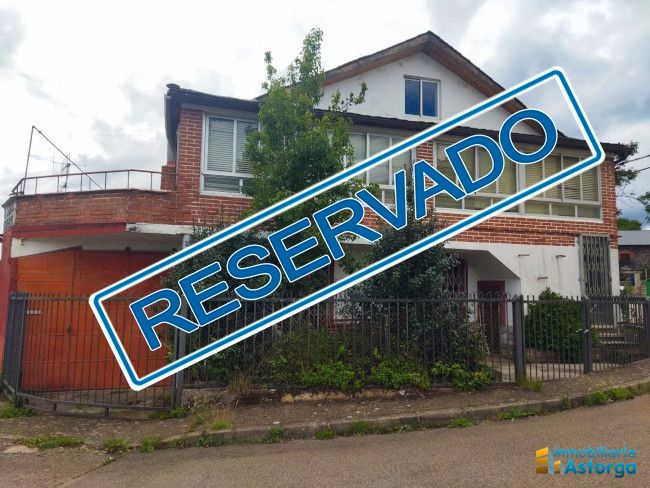 Vista exterior de Casa o xalet en venda en Villagatón amb Terrassa