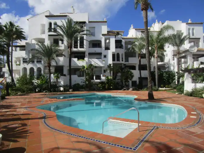 Außenansicht von Wohnung zum Verkauf in Manilva mit Klimaanlage, Terrasse und Möbliert