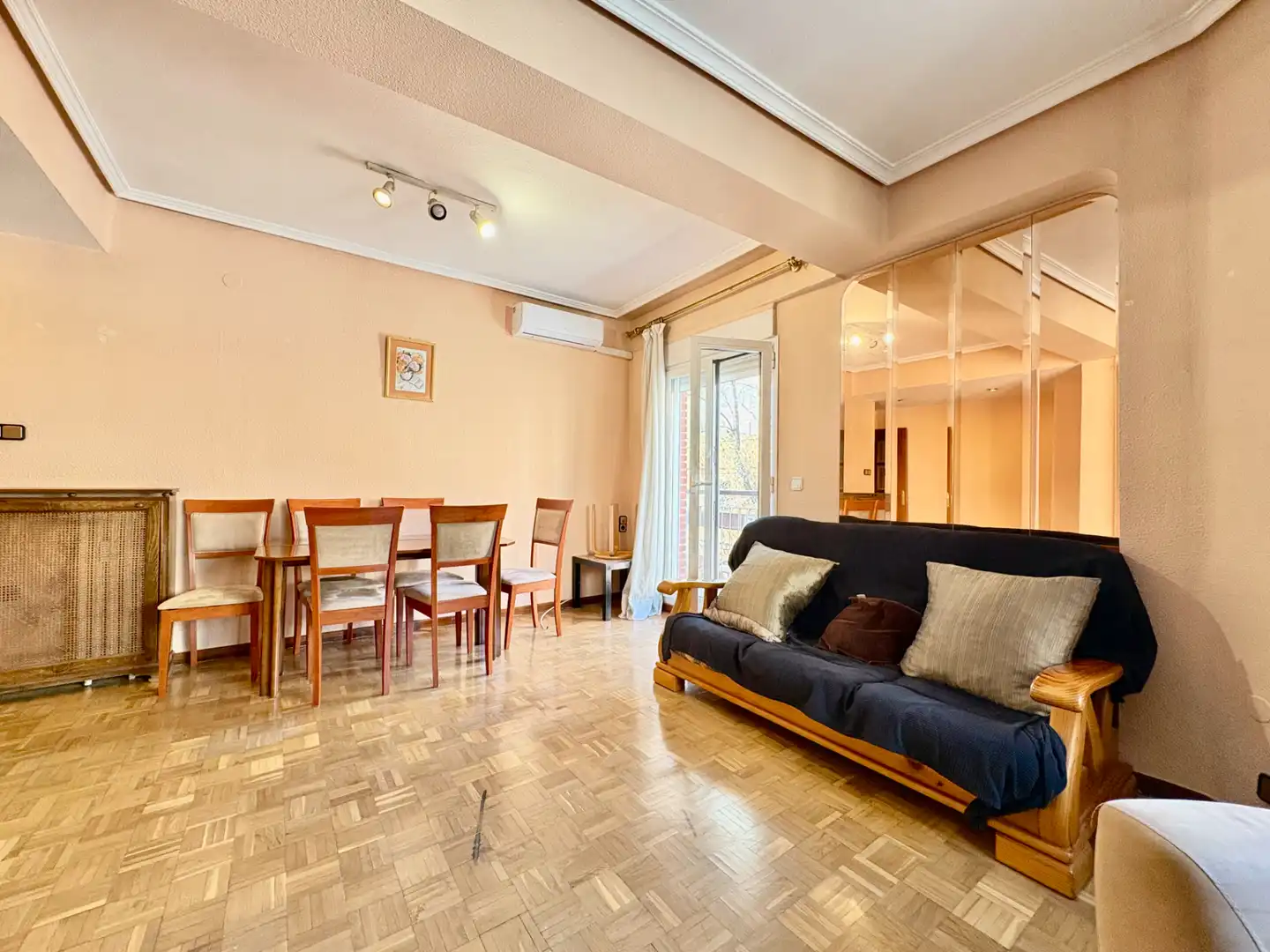 Wohnzimmer von Wohnung zum Verkauf in Madrid mit Klimaanlage, Heizung und Parkett