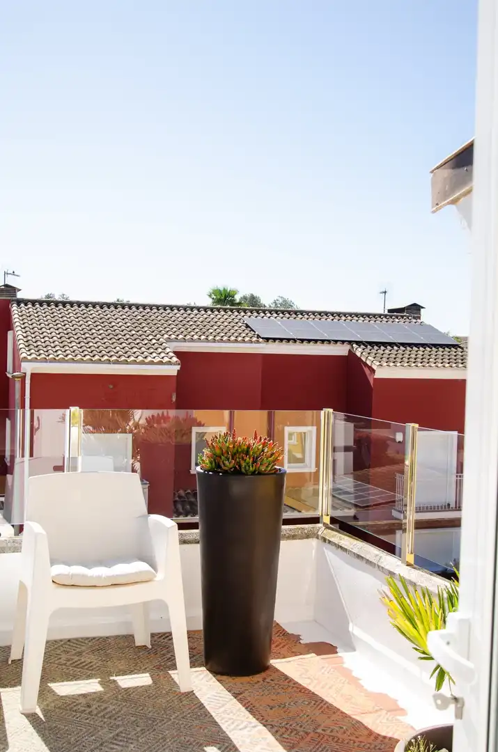 Terrasse von Einfamilien-Reihenhaus zum Verkauf in La Pobla de Vallbona mit Klimaanlage, Heizung und Privatgarten