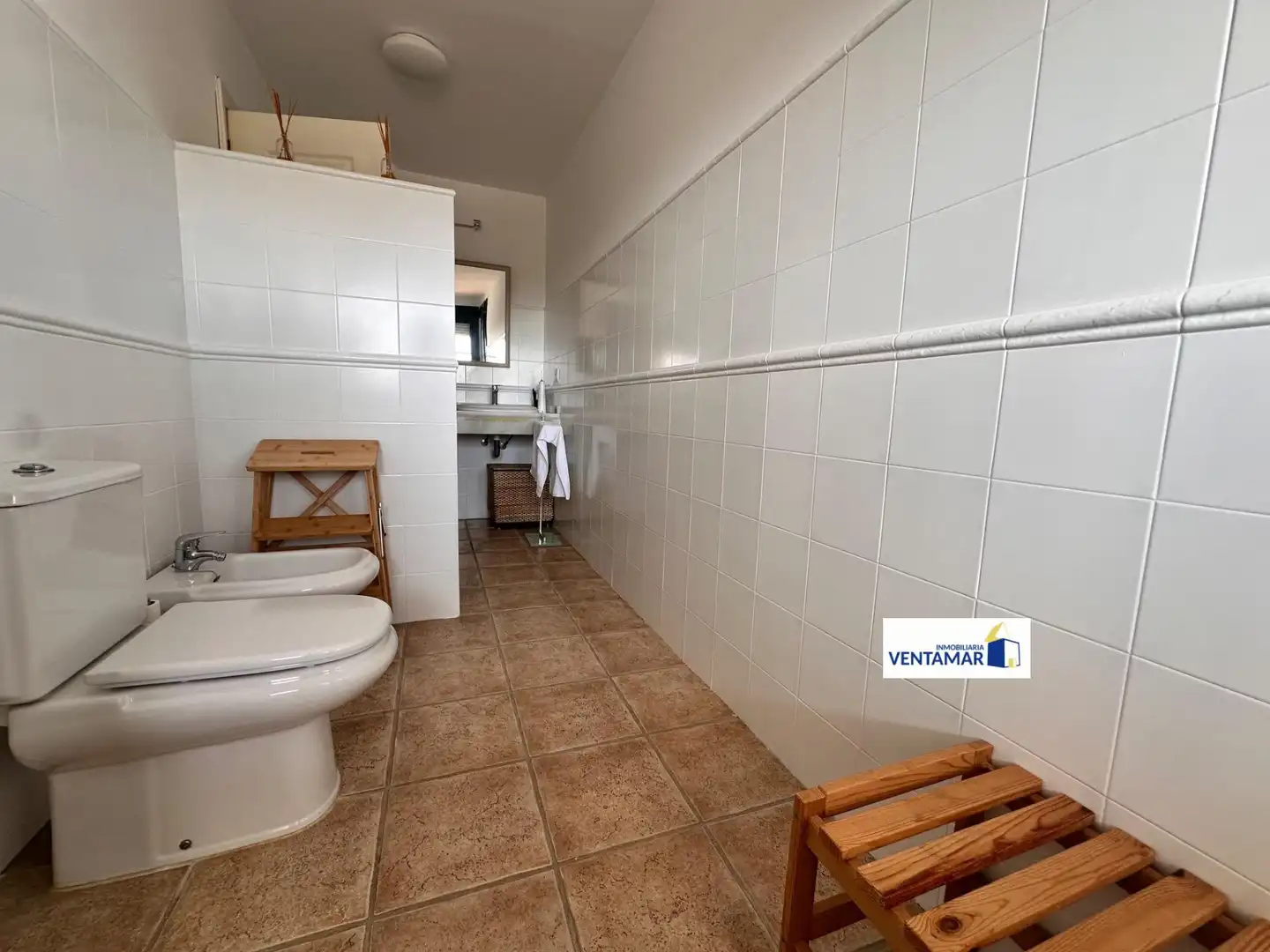 Badezimmer von Erdgeschoss zum Verkauf in La Alcaidesa mit Klimaanlage, Heizung und Privatgarten