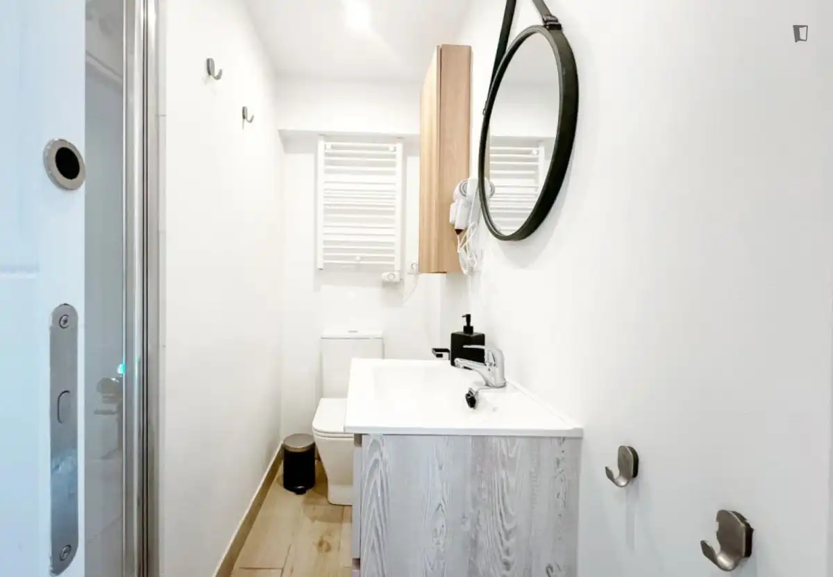 Badezimmer von Wohnungen zur untervermieten in Madrid mit Klimaanlage, Heizung und Möbliert