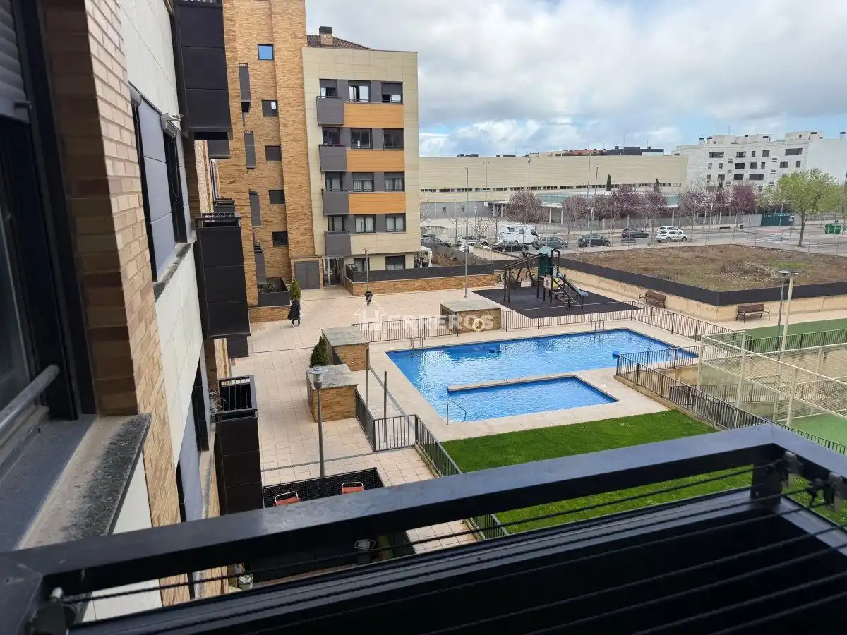 Vista exterior de Apartamento en venta en  Logroño con Calefacción, Parquet y Trastero