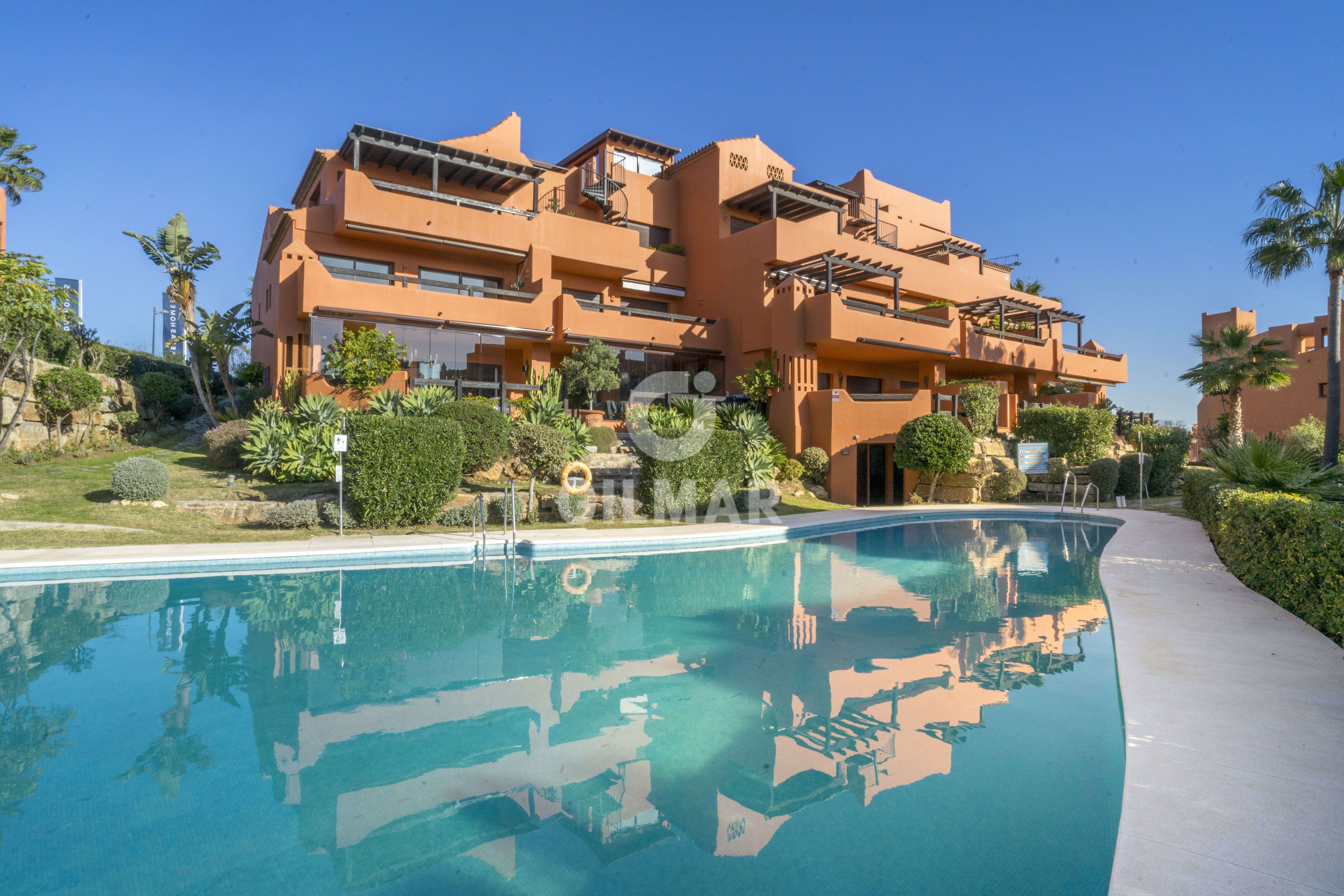 Vista exterior de Dúplex en venda en Estepona amb Calefacció, Jardí privat i Traster