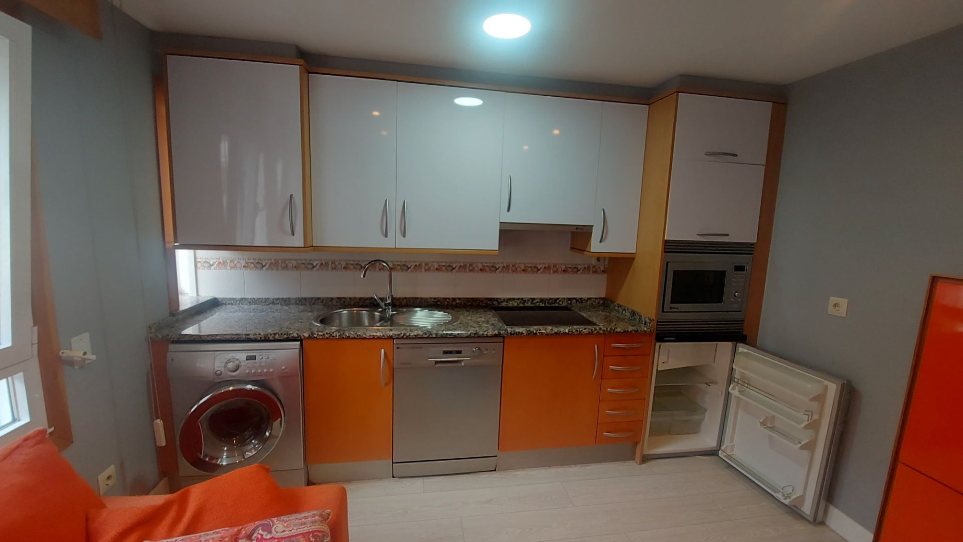 Cuina de Pis de lloguer en Vigo  amb Parquet, Moblat i Forn