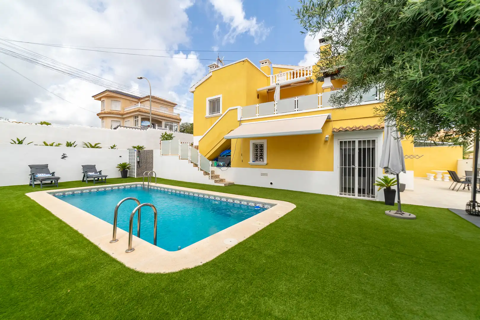 Vista exterior de Casa o xalet en venda en San Miguel de Salinas amb Aire condicionat, Jardí privat i Terrassa