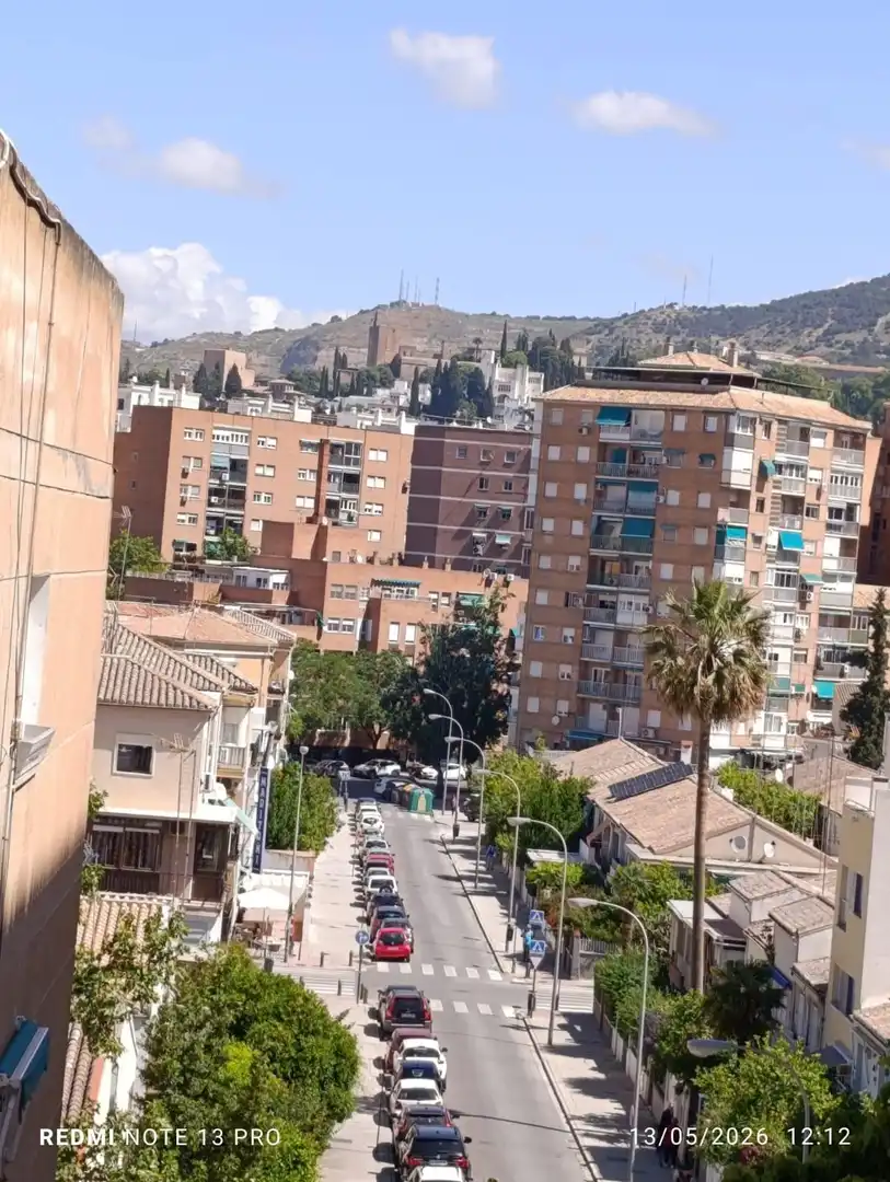Vista exterior de Piso de alquiler en Granada con Balcón