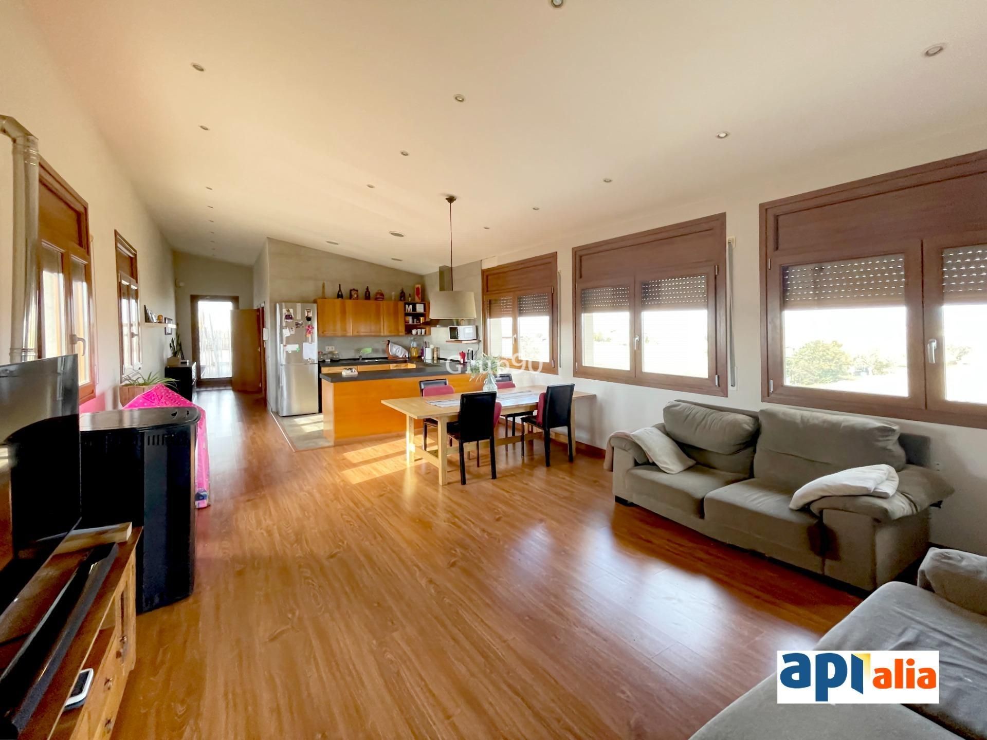Sala d'estar de Casa adosada en venda en El Poal amb Calefacció, Jardí privat i Parquet