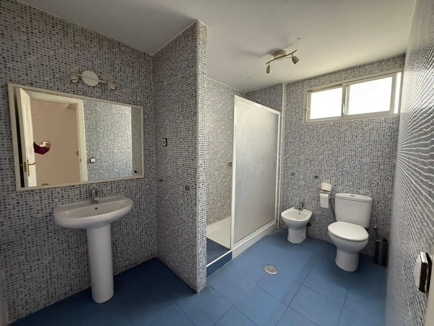 Badezimmer von Dachboden zur Miete in Sevilla mit Klimaanlage und Terrasse