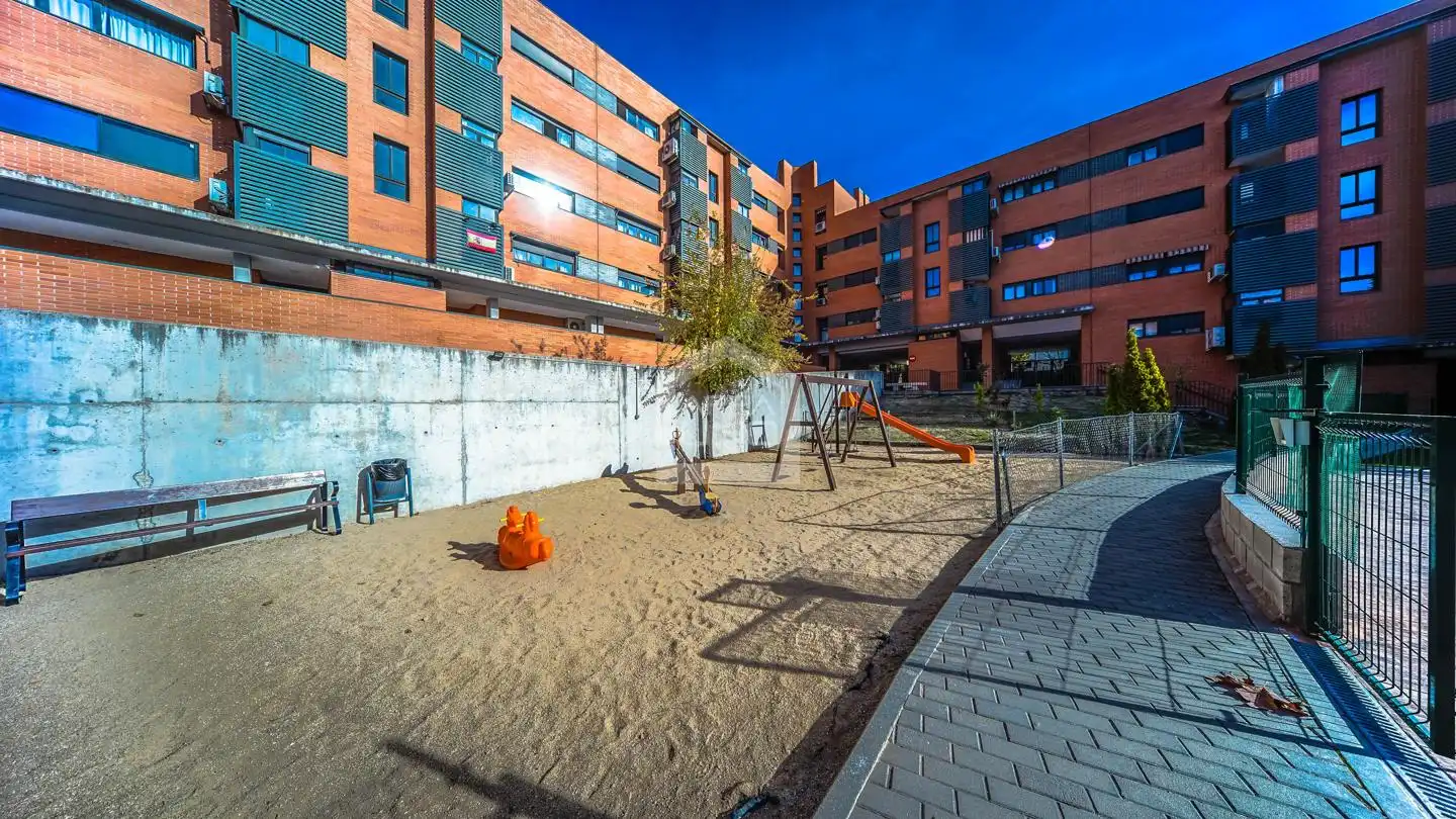 Vista exterior de Pis de lloguer en Alcorcón amb Aire condicionat, Calefacció i Piscina comunitària