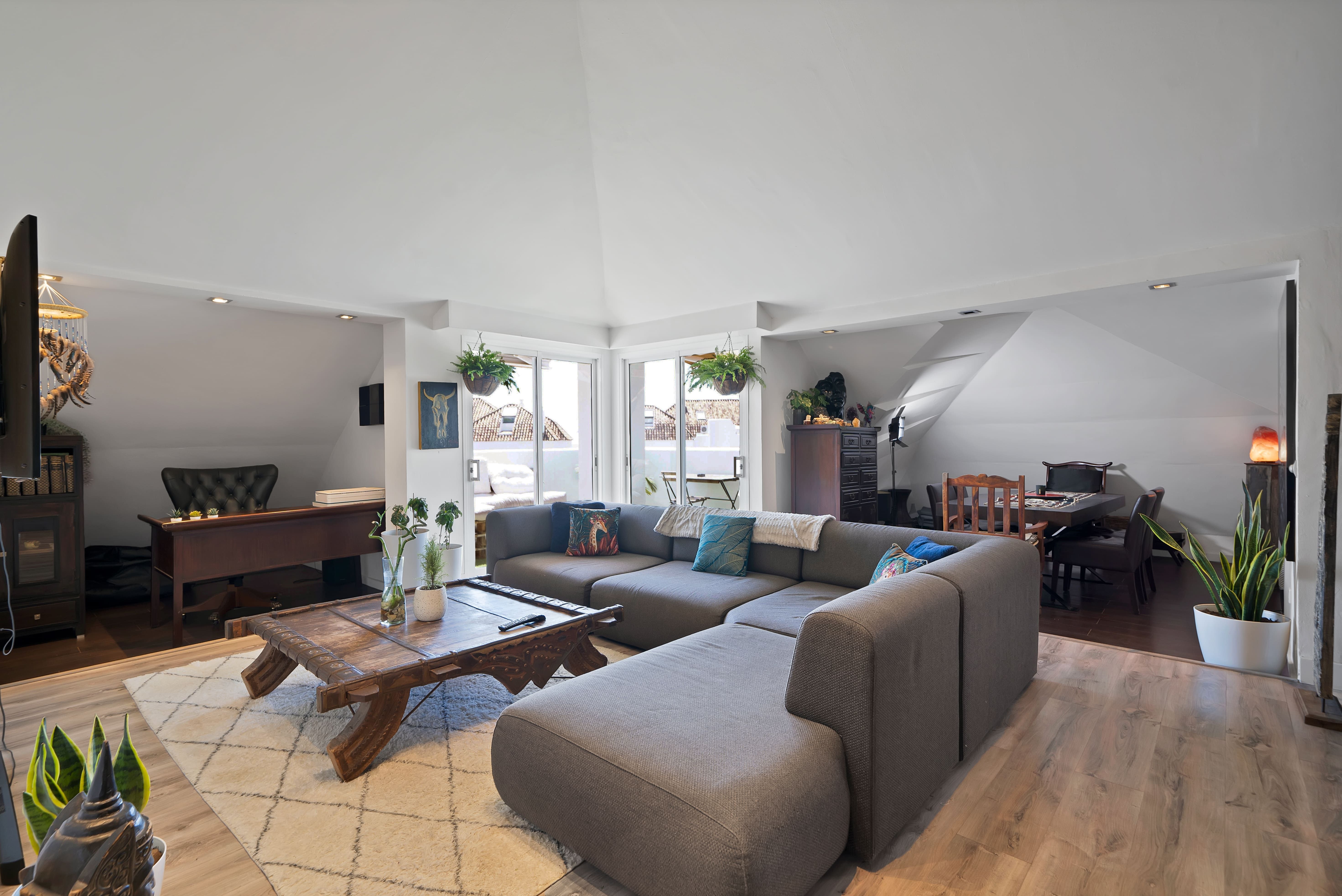 Sala d'estar de Àtic en venda en Marbella amb Calefacció, Jardí privat i Terrassa