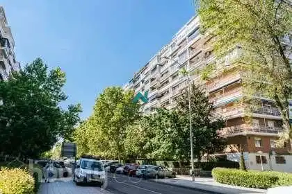 Ático con ascensor en venta en Parque Lisboa - La Paz