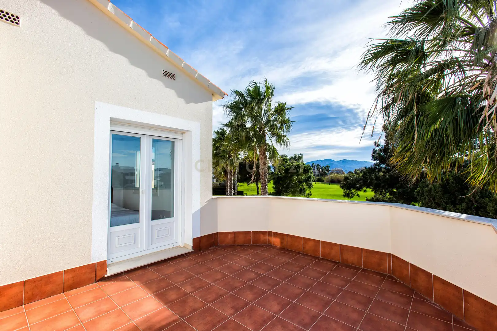 Terrasse von Einfamilien-Reihenhaus zum Verkauf in Oliva mit Klimaanlage, Privatgarten und Ofen