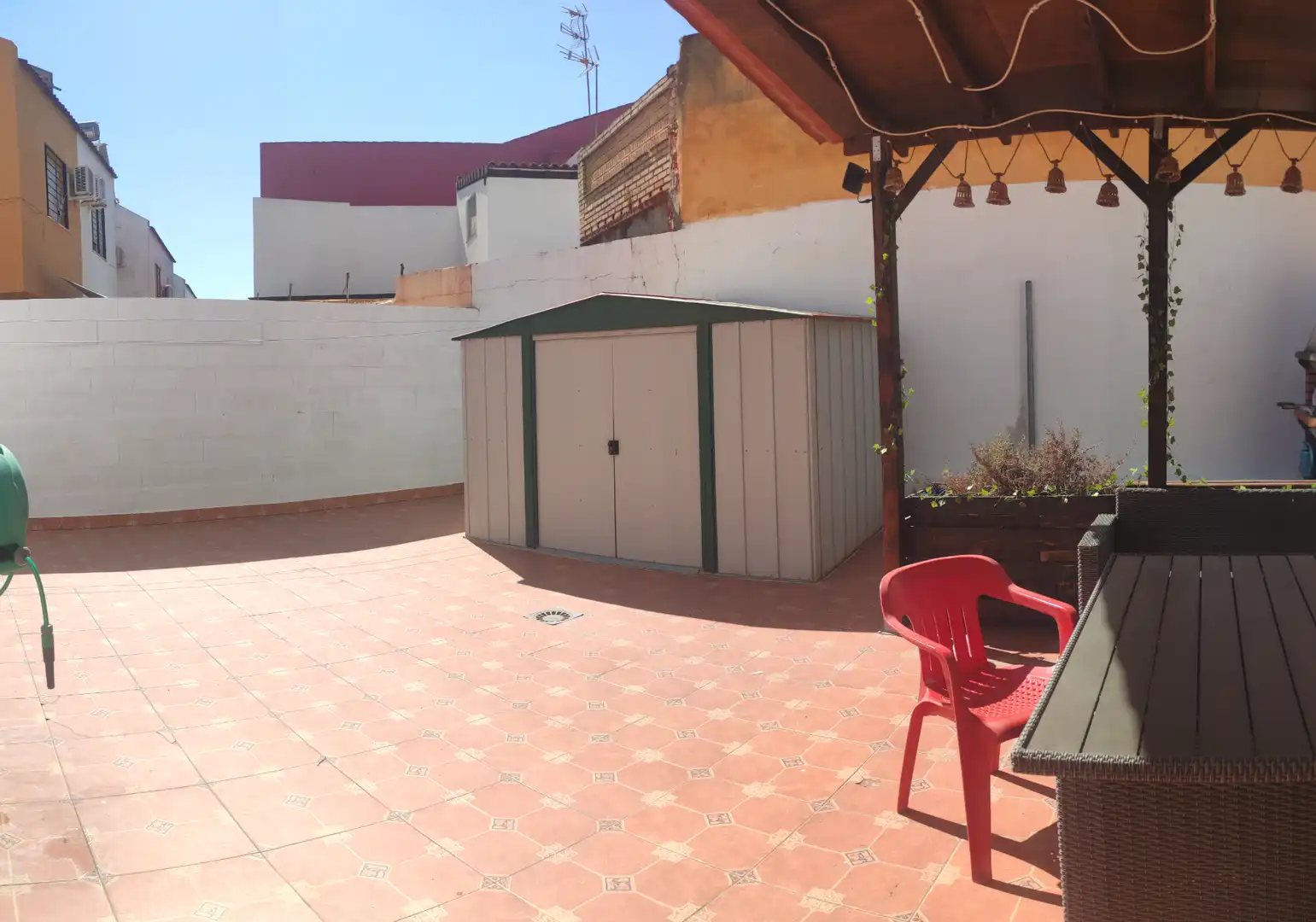 Terrassa de Casa adosada en venda en Benacazón amb Aire condicionat, Moblat i Internet