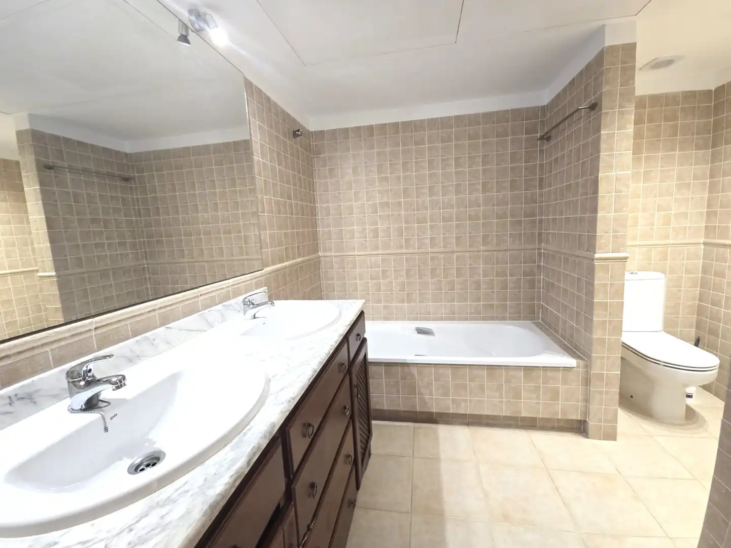 Baño de Casa adosada en venta en Marbella con Aire acondicionado, Calefacción y Terraza