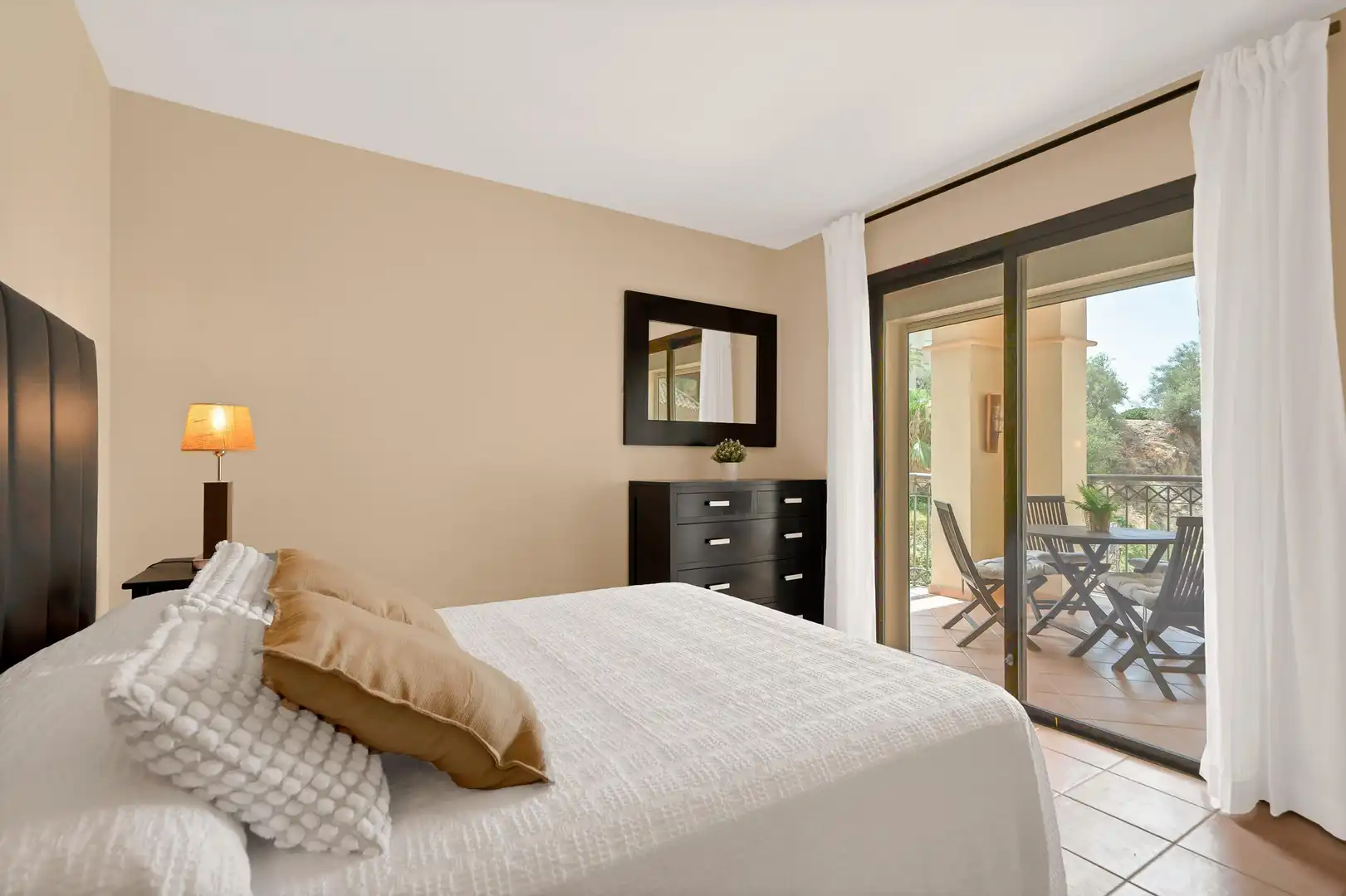 Schlafzimmer von Wohnungen zur Miete in Marbella mit Klimaanlage, Heizung und Privatgarten
