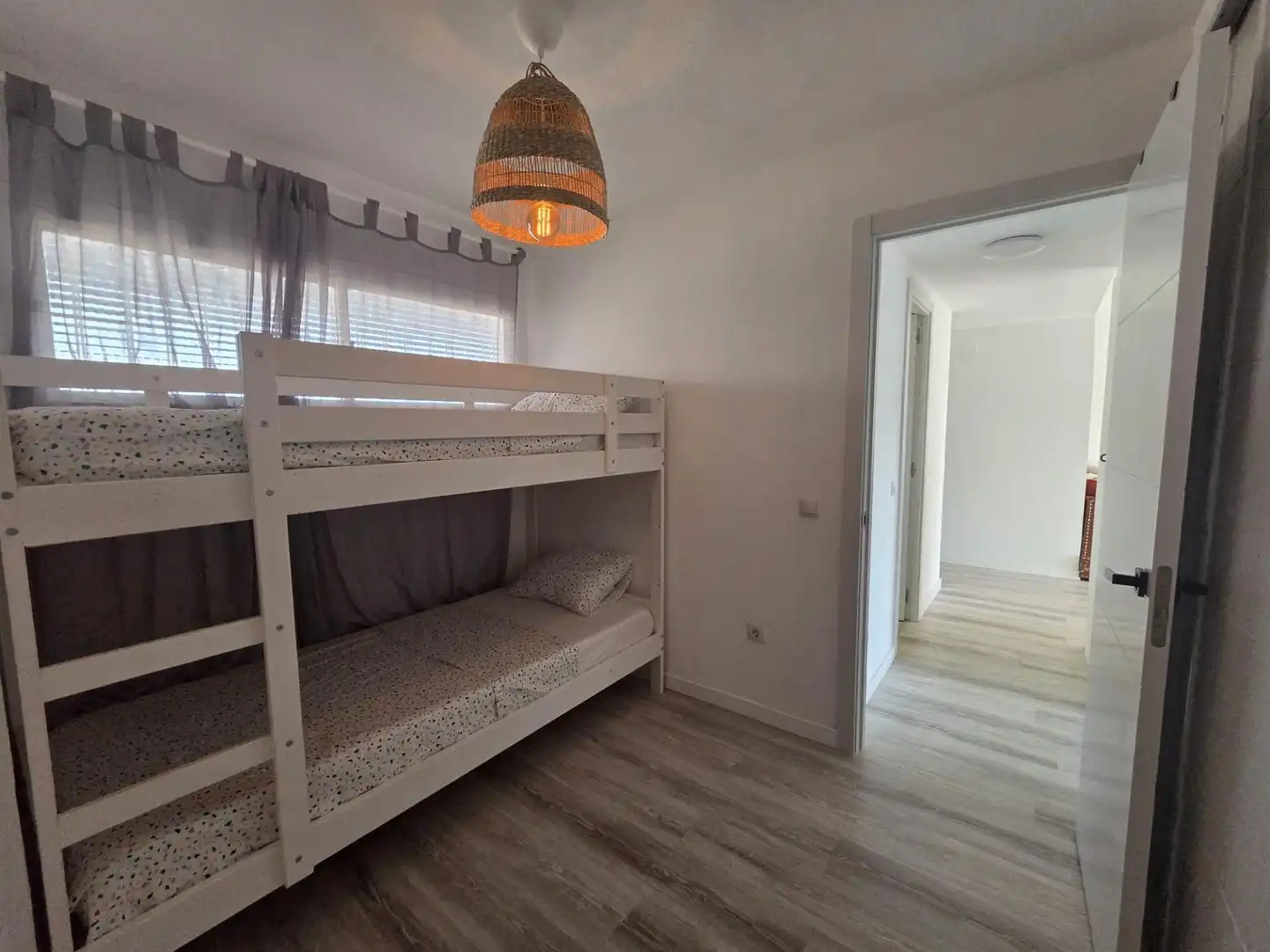 Habitación de Piso de alquiler en Benalmádena con Terraza y Piscina comunitaria