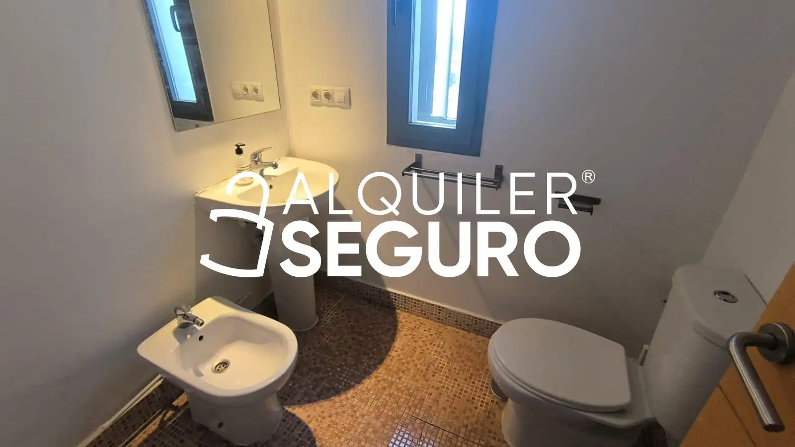 Bany de Pis de lloguer en Camas amb Aire condicionat, Traster i Piscina