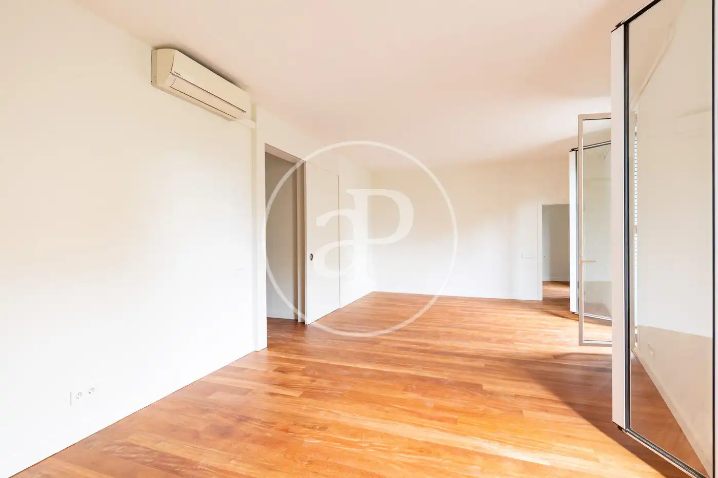Wohnzimmer von Wohnung zum Verkauf in Barcelona mit Klimaanlage, Heizung und Balkon