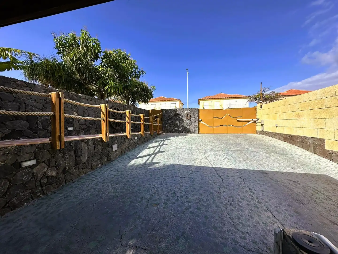 Vista exterior de Casa o xalet en venda en Adeje amb Aire condicionat, Calefacció i Jardí privat