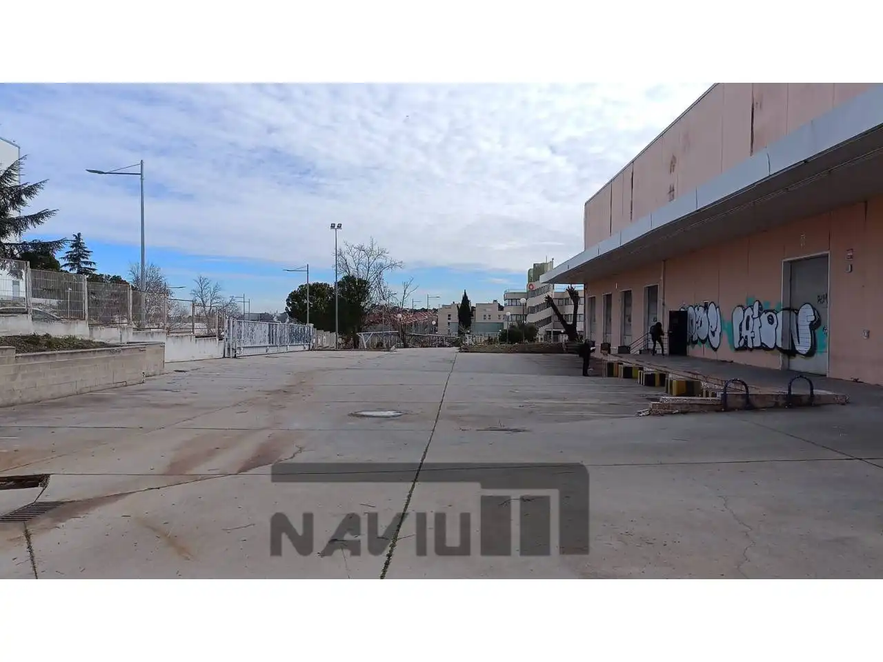 Parkplatz von Fabrikhallen zum Verkauf in Tres Cantos