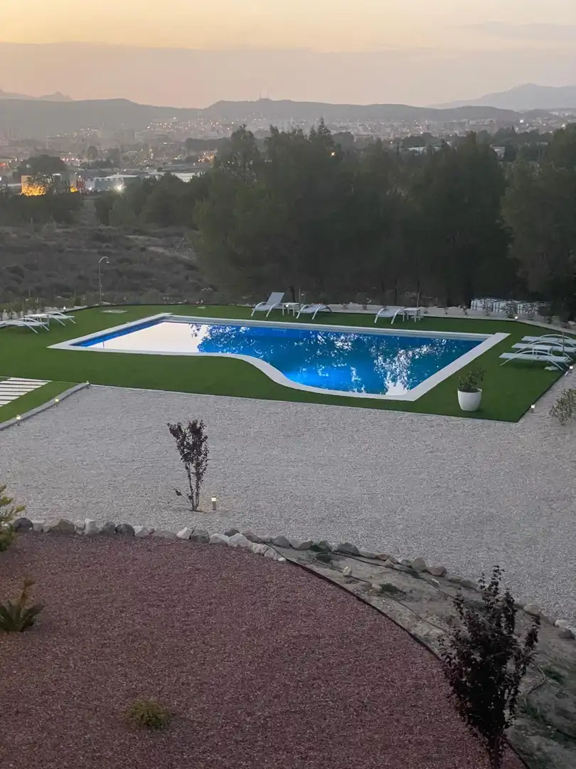 Piscina de Casa o xalet en venda en Elda amb Aire condicionat, Jardí privat i Terrassa