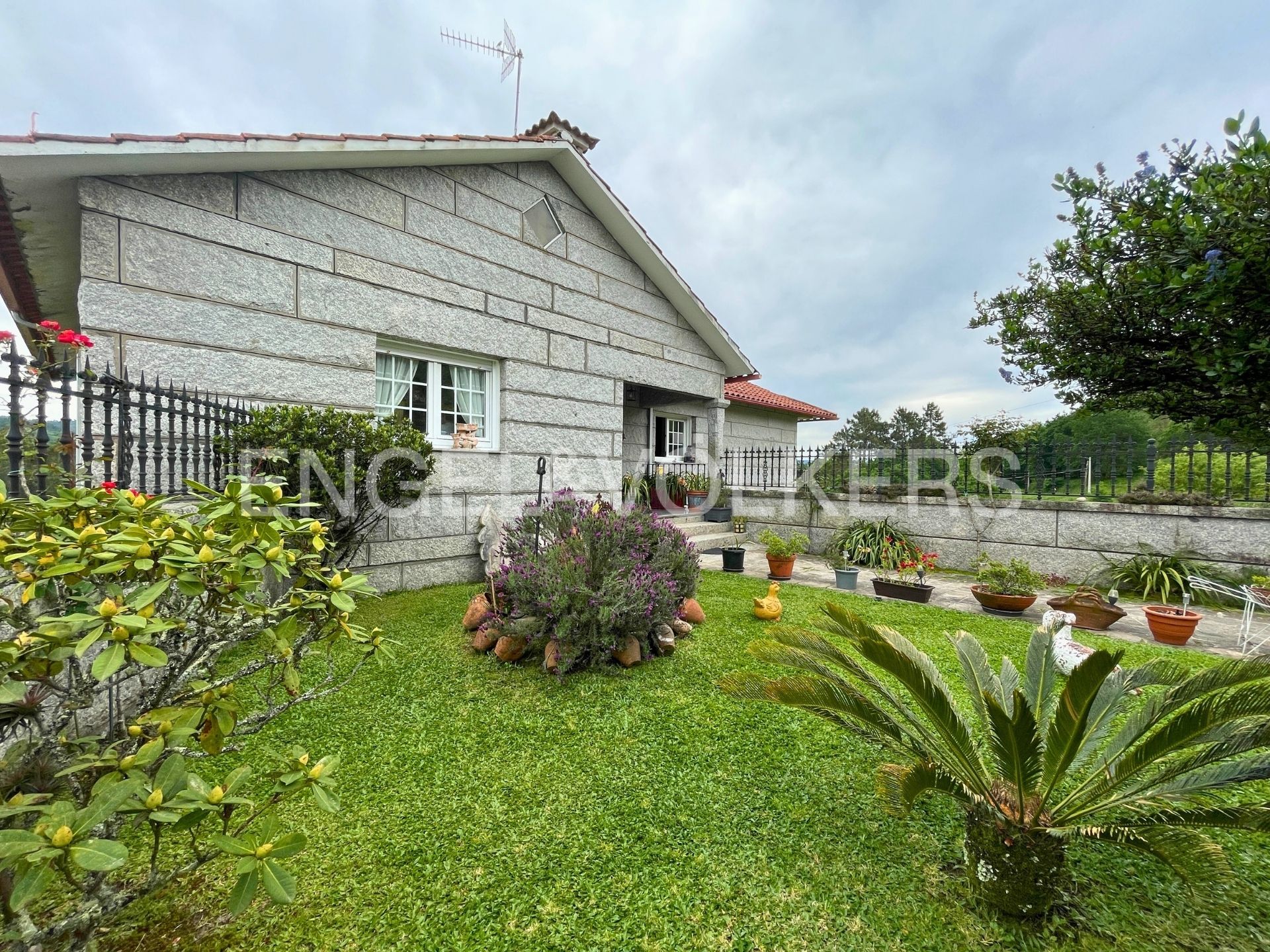 Vista exterior de Casa o xalet en venda en Pontevedra Capital  amb Calefacció, Jardí privat i Parquet