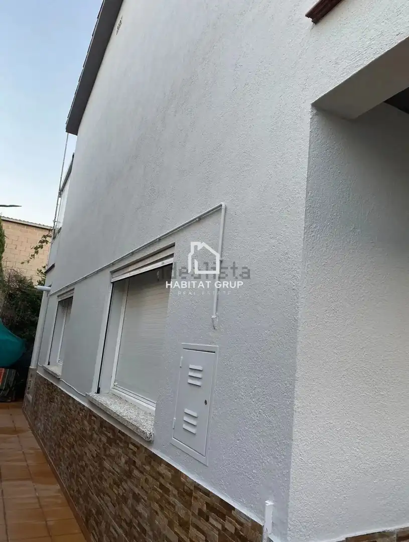 Vista exterior de Casa o xalet en venda en Banyoles amb Calefacció, Terrassa i Traster