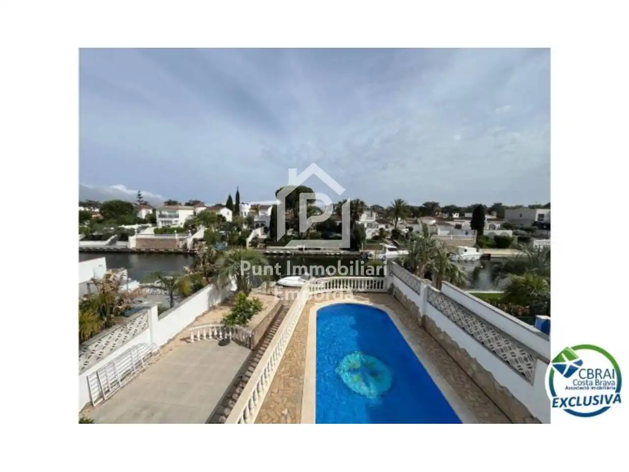 Vista exterior de Casa o xalet en venda en Empuriabrava amb Aire condicionat, Calefacció i Jardí privat