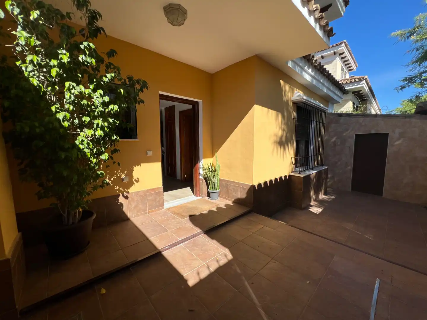 Vista exterior de Casa adosada en venda en Espartinas amb Aire condicionat, Calefacció i Jardí privat
