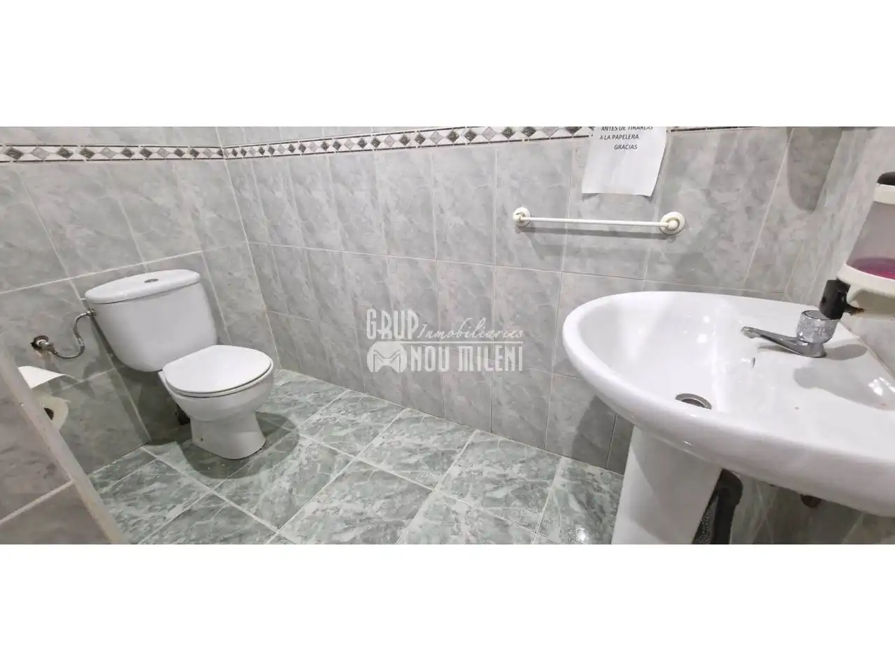 Bathroom of Commercial properties for rent in Valencia