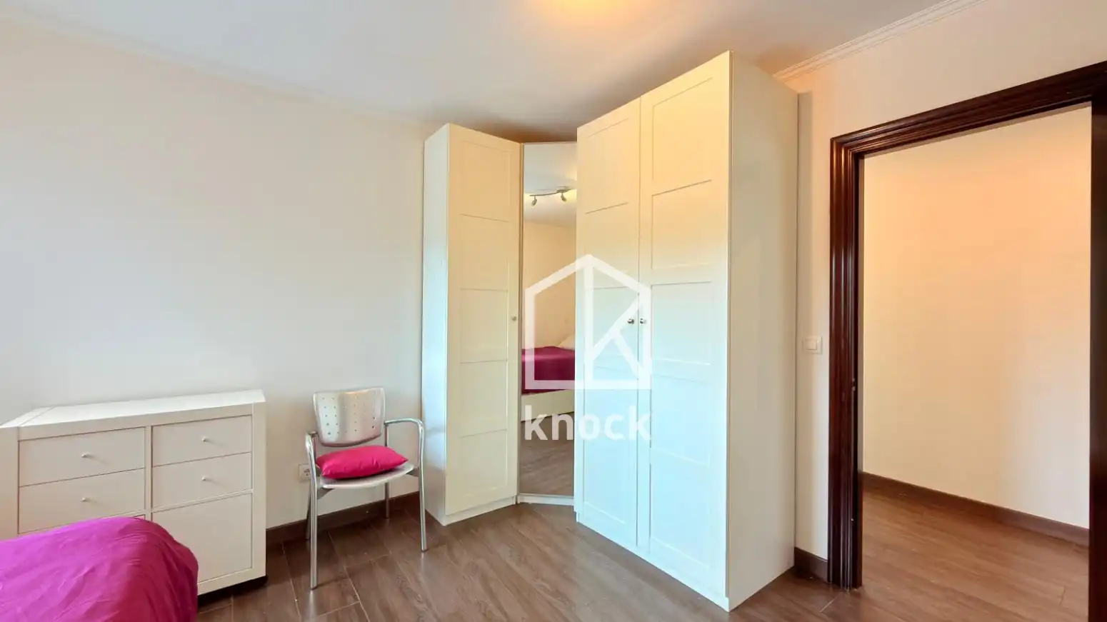 Dormitori de Casa o xalet en venda en Oviedo  amb Calefacció, Parquet i Terrassa