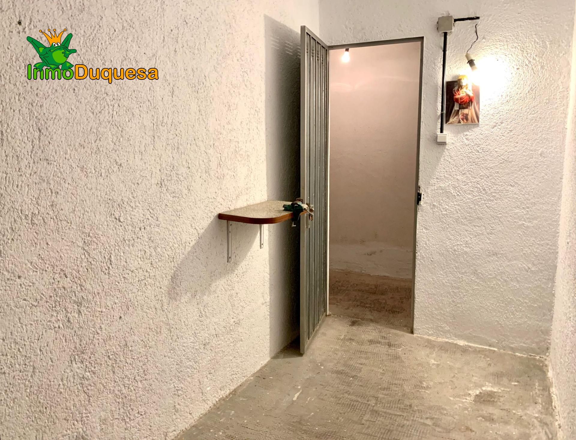 Box room for sale in  Granada Capital