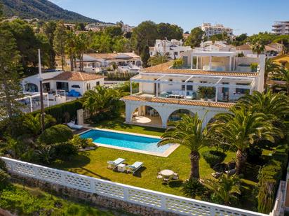 Vista exterior de Casa o xalet en venda en L'Alfàs del Pi amb Aire condicionat, Calefacció i Jardí privat