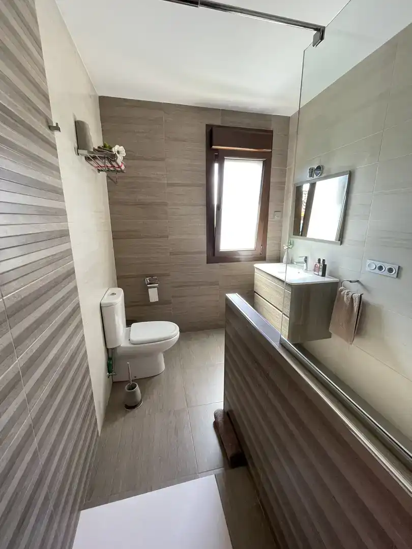 Bany de Casa o xalet en venda en Gijón  amb Balcó
