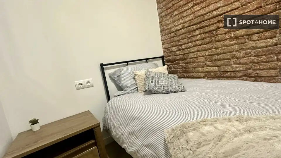 Dormitori de Pis de lloguer en L'Hospitalet de Llobregat amb Aire condicionat, Calefacció i Moblat