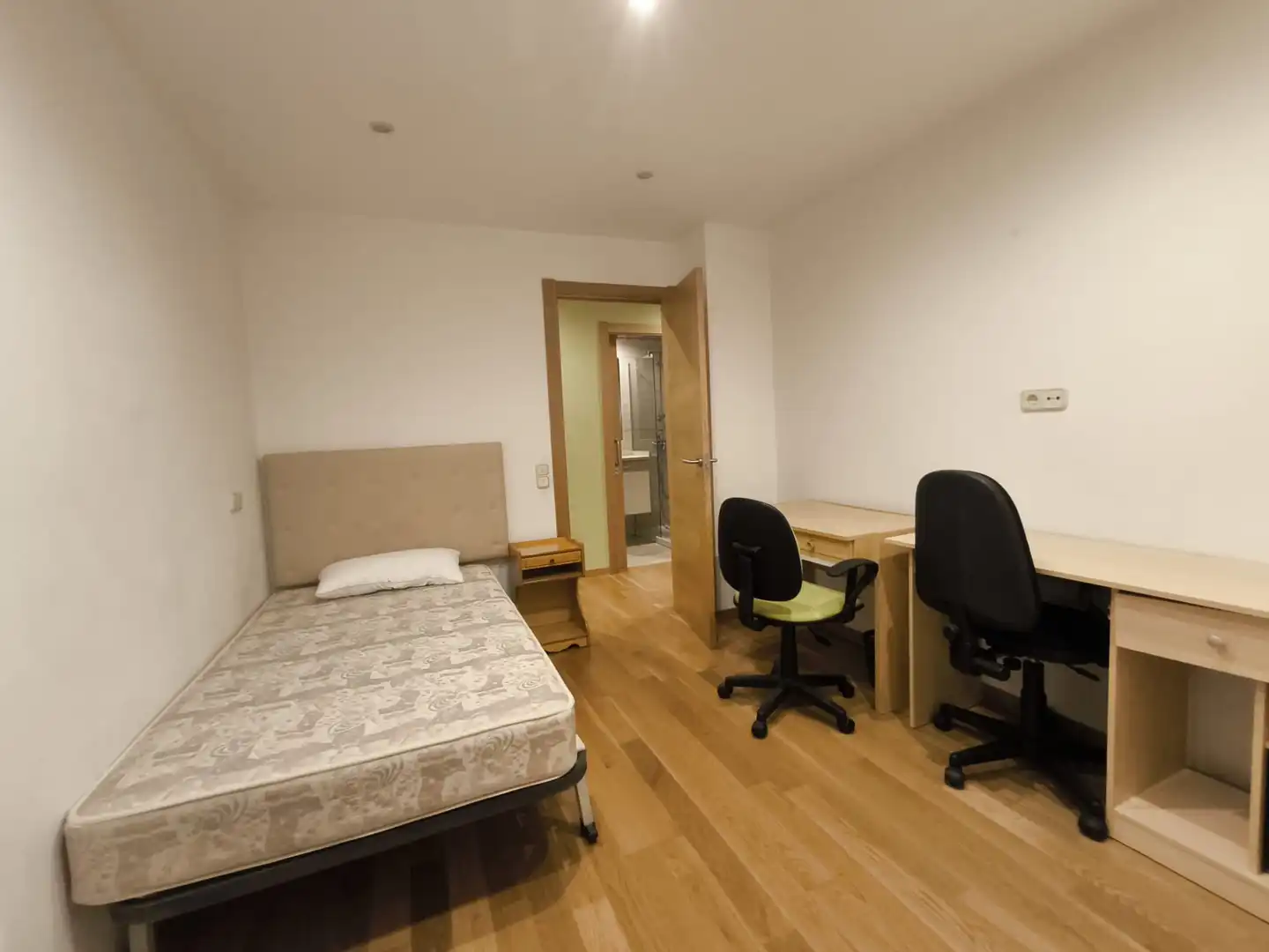 Bedroom of Flat for rent in Santiago de Compostela   with Heating, Parquet flooring and Furnished