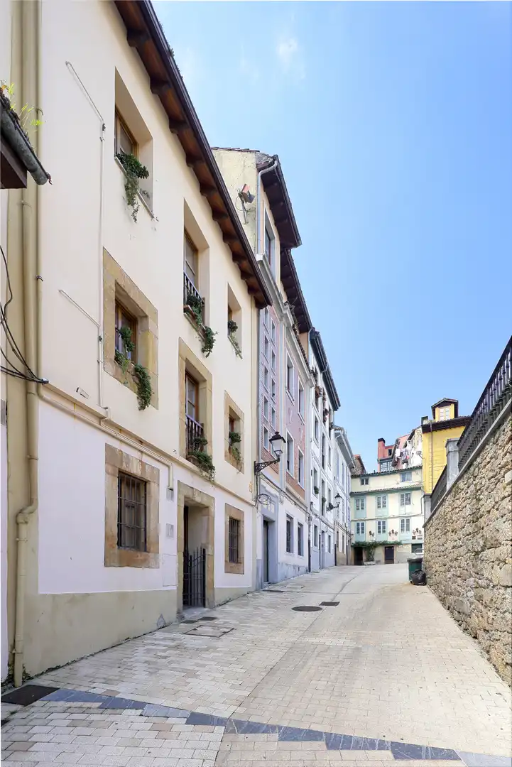 Vista exterior de Casa adosada en venda en Oviedo  amb Calefacció