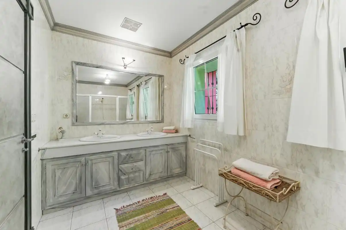 Bany de Casa o xalet en venda en Marbella amb Calefacció, Jardí privat i Terrassa