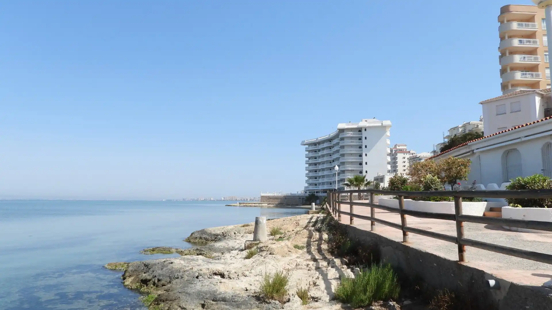 Vista exterior de Apartament en venda en La Manga del Mar Menor amb Aire condicionat, Calefacció i Jardí privat