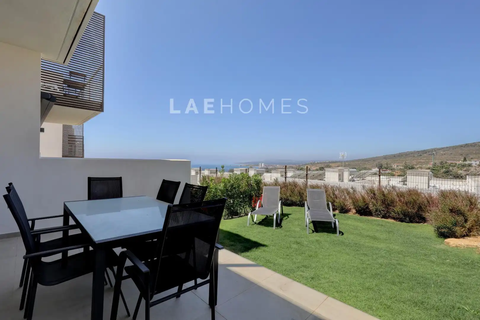 Terrasse von Einfamilien-Reihenhaus zum Verkauf in Manilva mit Klimaanlage, Heizung und Privatgarten