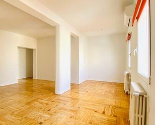 Living room of Flat to rent in  Madrid Capital  with Air Conditioner, Heating and Parquet flooring