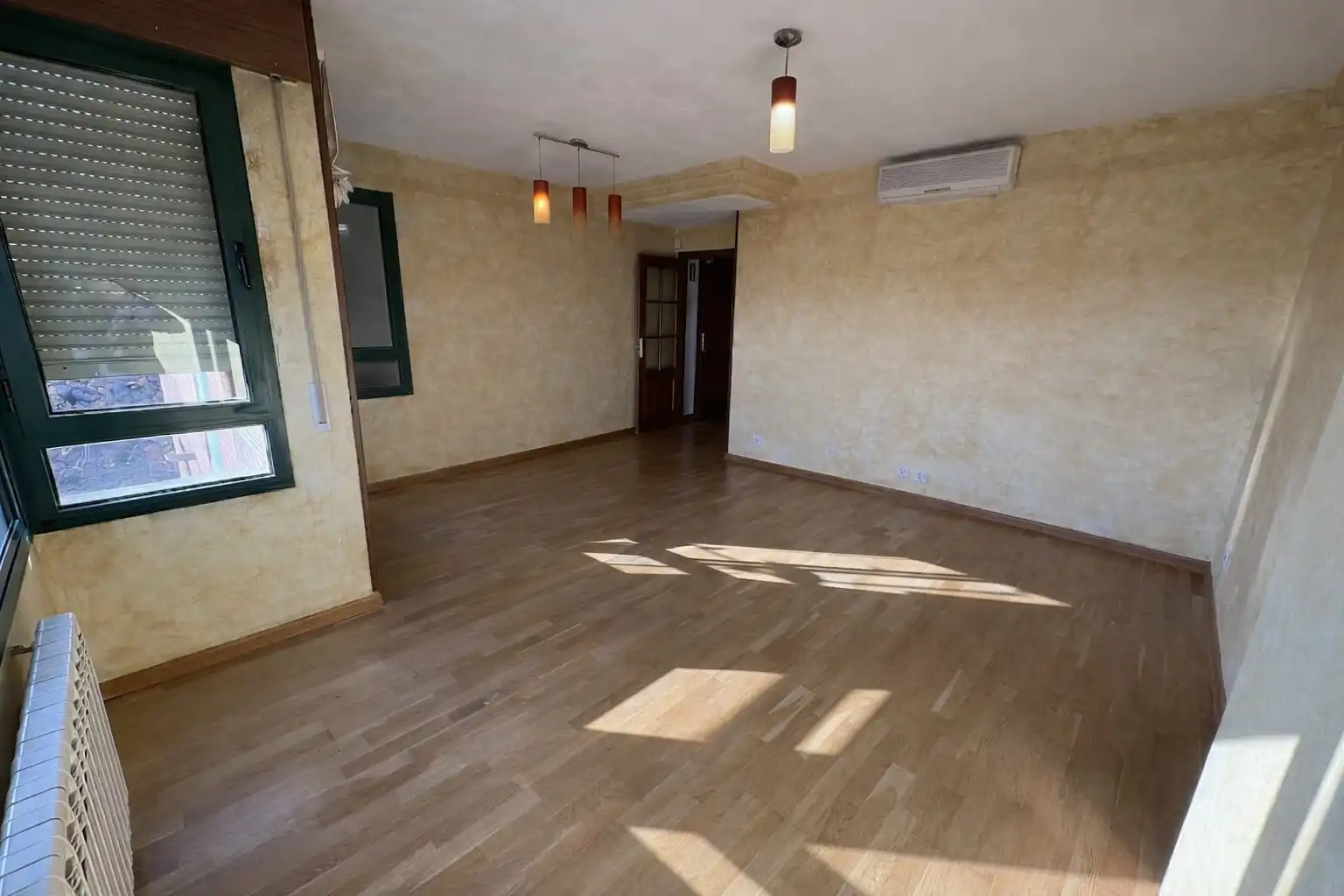 Living room of Attic for sale in Valladolid  with Air Conditioner, Heating and Parquet flooring