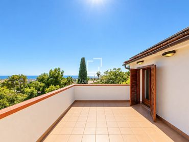Villa avec balcon à vendre à Vallpineda - Santa Bárbara