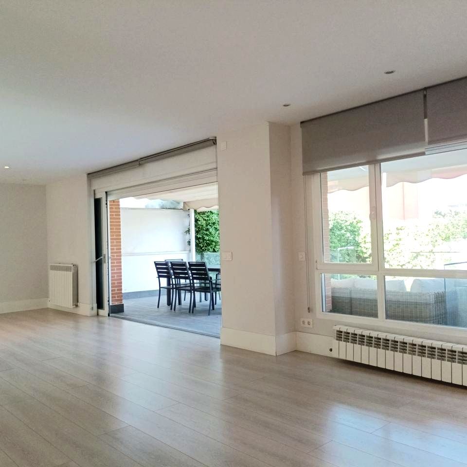 Comedor de Casa adosada de alquiler en  Madrid Capital con Aire acondicionado, Calefacción y Jardín privado
