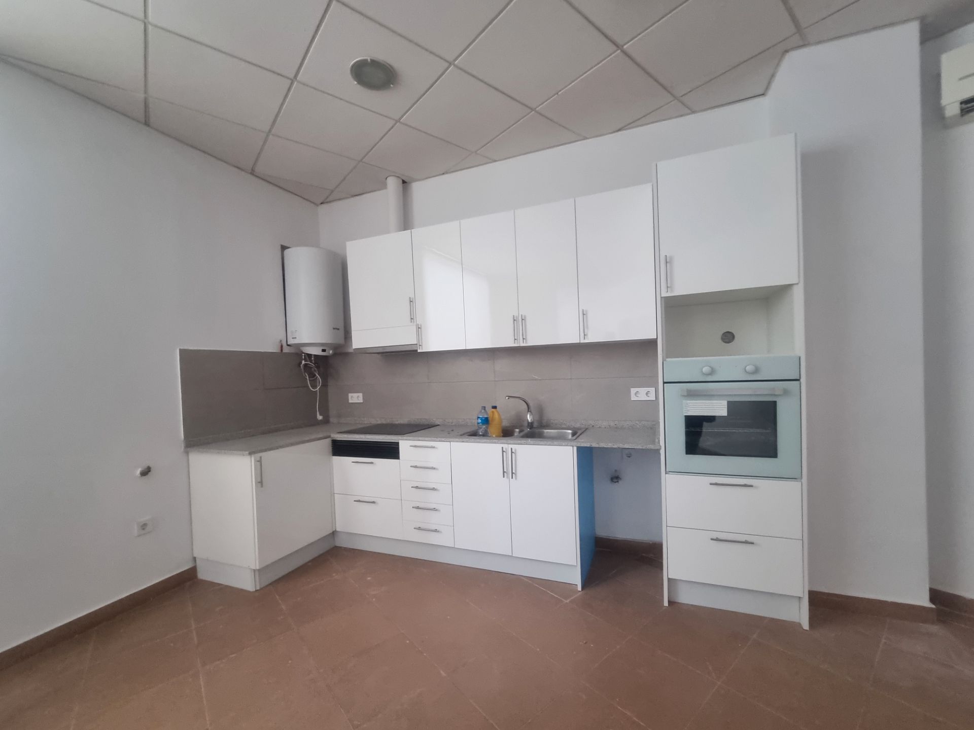 Kitchen of Planta baja to rent in L'Hospitalet de Llobregat  with Air Conditioner and Oven