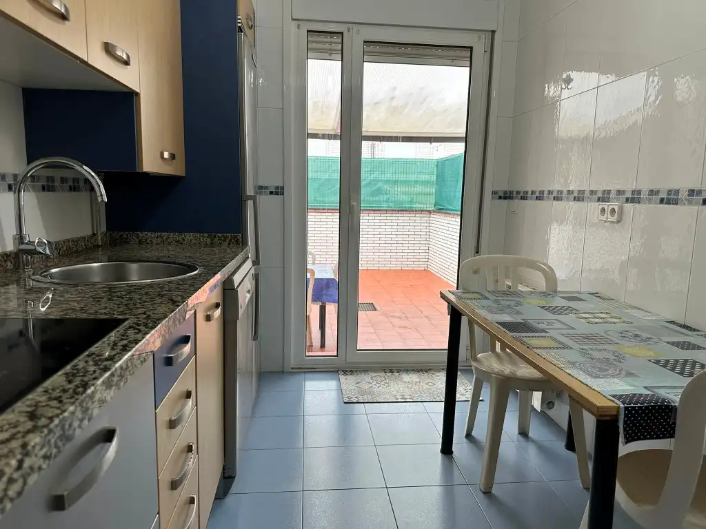 Cuina de Casa adosada en venda en Gijón  amb Calefacció, Parquet i Terrassa