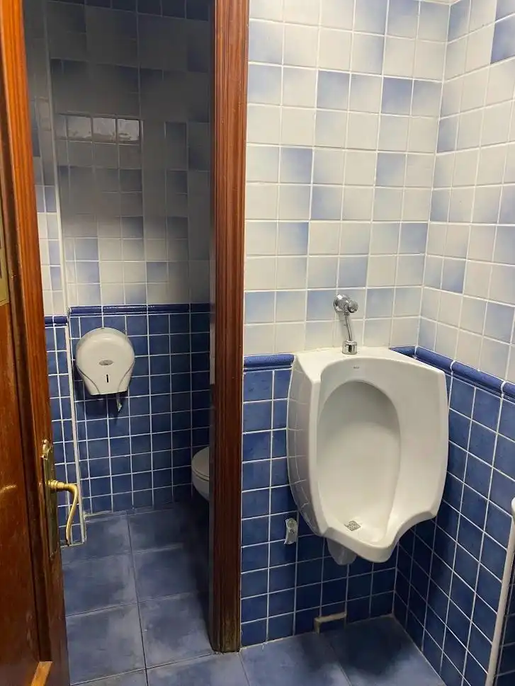 Baño de Local en venta en Valladolid con Aire acondicionado y Amueblado