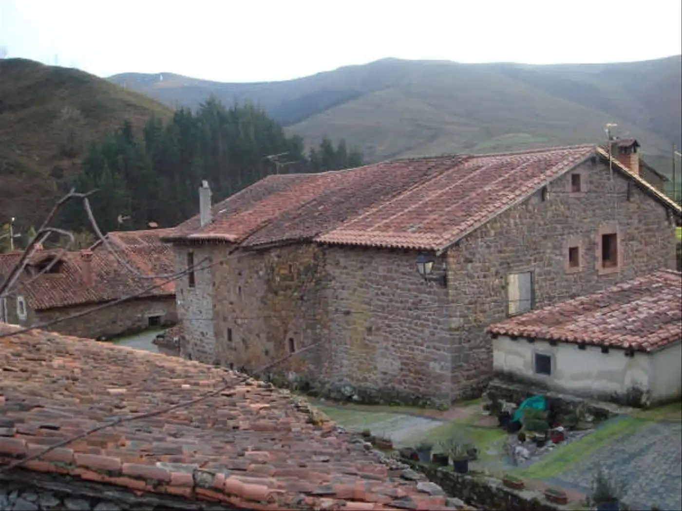 Vista exterior de Edificio en venta en Cabuérniga