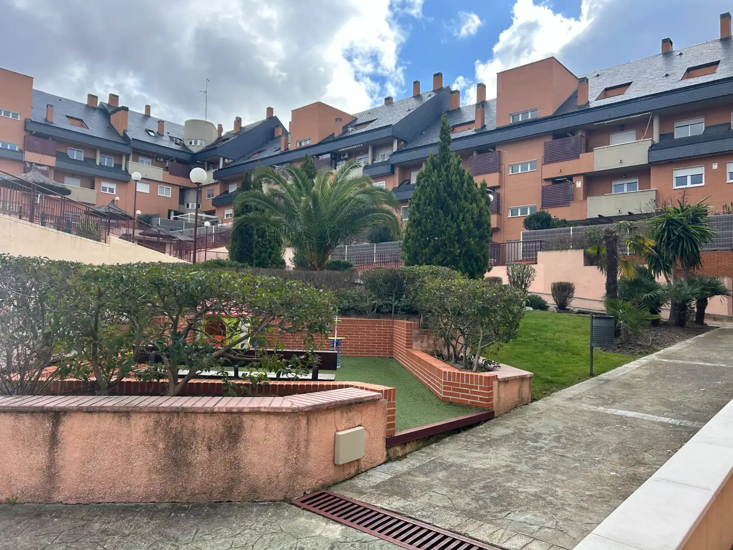 Vista exterior de Loft en venda en Villanueva del Pardillo amb Aire condicionat, Calefacció i Jardí privat